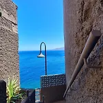 Luxurioeser Rueckzugsort Mit Direktem Meerzugang Und Pool By Interhome